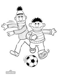 Bert ve Ernie futbol oynuyor