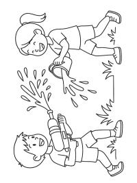 Bahçede su eğlencesi